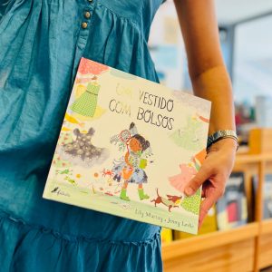 "Um vestido com bolsos" é uma história divertida e cheia de vestidos para crianças modernas que podem querer lantejoulas e brilhos nos seus vestidos – mas também querem bolsos!