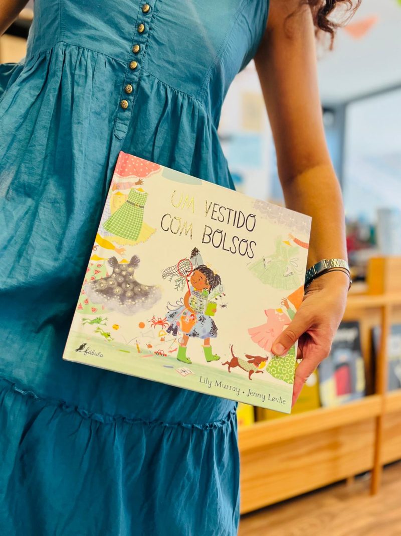"Um vestido com bolsos" é uma história divertida e cheia de vestidos para crianças modernas que podem querer lantejoulas e brilhos nos seus vestidos – mas também querem bolsos!