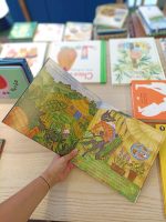 "The Three Little Pigs" não é só uma versão Pop-Up, é também um livro interativo com sombras escondidas dentro de cada página.