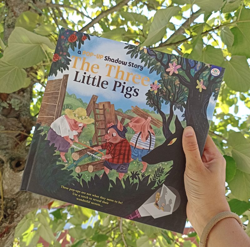 "The Three Little Pigs" não é só uma versão Pop-Up, é também um livro interativo com sombras escondidas dentro de cada página.