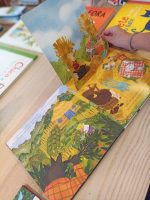 "The Three Little Pigs" não é só uma versão Pop-Up, é também um livro interativo com sombras escondidas dentro de cada página.