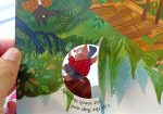 "The Three Little Pigs" não é só uma versão Pop-Up, é também um livro interativo com sombras escondidas dentro de cada página."The Three Little Pigs" não é só uma versão Pop-Up, é também um livro interativo com sombras escondidas dentro de cada página.