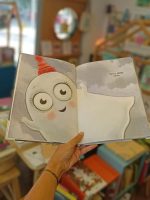 A Fantasminha Bu só quer ser um fantasma de verdade, mas não consegue passar o exame de assombro. Porque a Bu é fofinha. Mesmo, MESMO fofinha