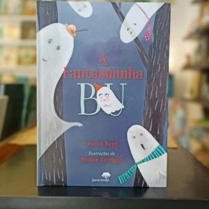 A Fantasminha Bu só quer ser um fantasma de verdade, mas não consegue passar o exame de assombro. Porque a Bu é fofinha. Mesmo, MESMO fofinha