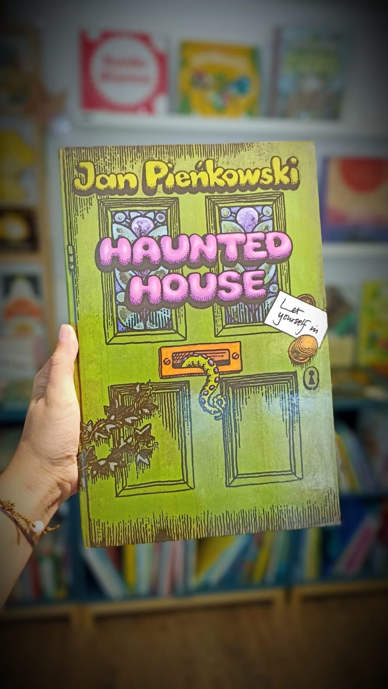 O livro pop-up “Haunted house” é um convite a visitar esta antiga casa assustadora, onde há surpresas arrepiantes que se escondem em cada canto escuro.