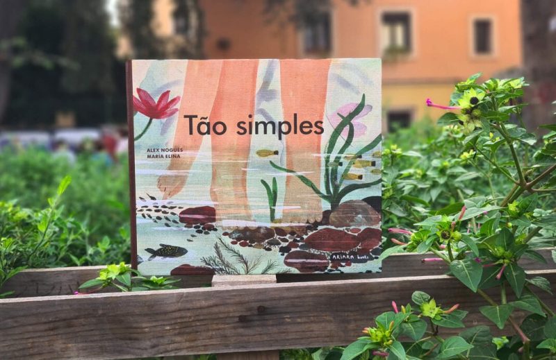 "Tão simples" é sobre tudo aquilo que nos rodeia: formas, cores, sons, cheiros, texturas e sabores. Dispomos de inúmeras oportunidades para nos deixarmos surpreender, para descobrirmos que tudo é novo e eterno ao mesmo tempo