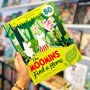 "The Moomins Find a Home: A Pop-Up book Adventure” é um livro em comemoração do 80º aniversário dos Moomins. Este livro pop-up É baseado na primeira história de Moomins de Tove Jansson.