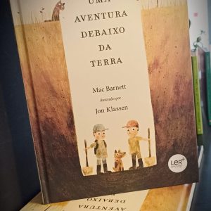 "Uma Aventura Debaixo da Terra" é um livro humorístico sobre uma aventira de dois irmãos pelo multiverso, num daqueles dias sem nada para fazer mas que acabam por ser, simplesmente, memoráveis.