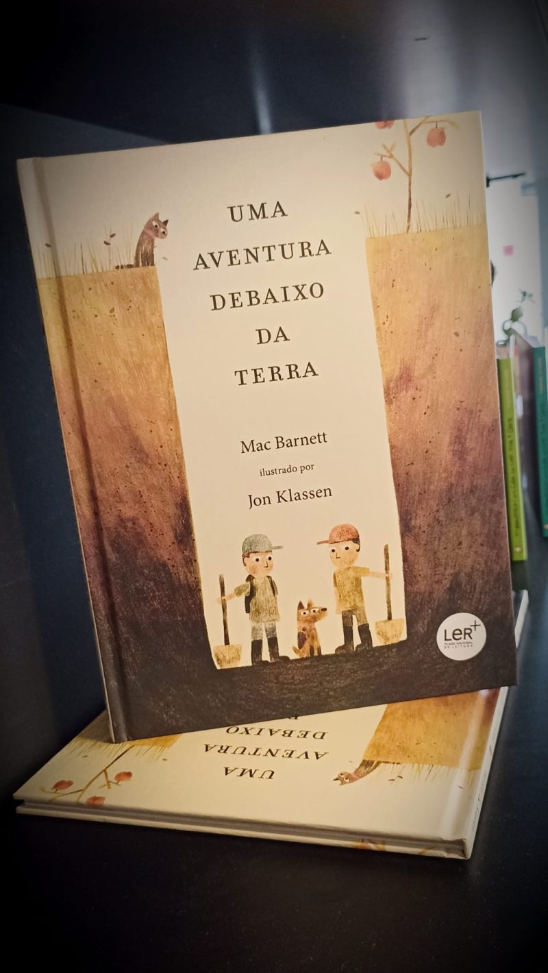"Uma Aventura Debaixo da Terra" é um livro humorístico sobre uma aventira de dois irmãos pelo multiverso, num daqueles dias sem nada para fazer mas que acabam por ser, simplesmente, memoráveis.