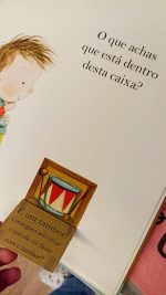 "A caixa" é um livro com abas para abrir, interativo e inspirador. Explora as possibilidades criativas e as brincadeiras sem fim que uma simples caixa de cartão pode proporcionar!
