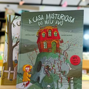"A casa misteriosa do meu avô" é mais um livro ilustrado e incrível da dupla Meritxell Martí e Xavier Salomó. Um livro cheio de segredos misteriosos, abas e que irão surpreender cada leitor!