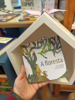 "A floresta" é um livro em formato acordeão sobre a floresta, as ações humanas, os incêndios e o renascimento da natureza.