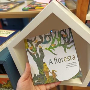 "A floresta" é um livro em formato acordeão sobre a floresta, as ações humanas, os incêndios e o renascimento da natureza.