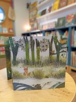 "A floresta" é um livro em formato acordeão sobre a floresta, as ações humanas, os incêndios e o renascimento da natureza.