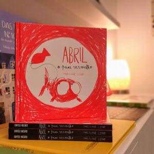 O Abril é vermelho, muito vermelho. Tem grandes sonhos, mas pouco espaço. O seu maior sonho é fugir, conhecer novos horizontes e dar sentido à vida