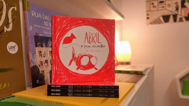 O Abril é vermelho, muito vermelho. Tem grandes sonhos, mas pouco espaço. O seu maior sonho é fugir, conhecer novos horizontes e dar sentido à vida