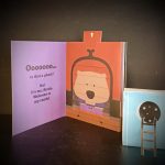 “Boo!” é um livro cheio de surpresas, abas e com diferentes mecanismos bastante assustadores. Atrás de cada aba está algo escondido, o que será?