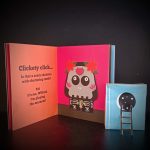 “Boo!” é um livro cheio de surpresas, abas e com diferentes mecanismos bastante assustadores. Atrás de cada aba está algo escondido, o que será?