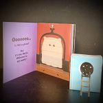 “Boo!” é um livro cheio de surpresas, abas e com diferentes mecanismos bastante assustadores. Atrás de cada aba está algo escondido, o que será?