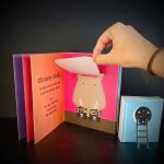 “Boo!” é um livro cheio de surpresas, abas e com diferentes mecanismos bastante assustadores. Atrás de cada aba está algo escondido, o que será?