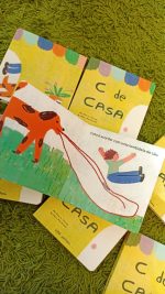 "C de Casa" é um livro cartonado perfeito para mãos pequeninas. Uma viagem pelas memórias que evocam o sentimento de "casa