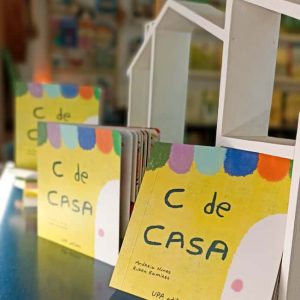 "C de Casa" é um livro cartonado perfeito para mãos pequeninas. Uma viagem pelas memórias que evocam o sentimento de "casa