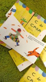 "C de Casa" é um livro cartonado perfeito para mãos pequeninas. Uma viagem pelas memórias que evocam o sentimento de "casa