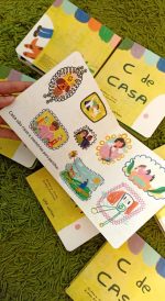 "C de Casa" é um livro cartonado perfeito para mãos pequeninas. Uma viagem pelas memórias que evocam o sentimento de "casa