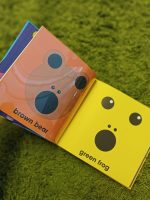 "Colores" é um livro-objeto e sem texto, para ler com os mais pequenos na introdução às cores. Uvas roxas transformam-se magicamente em verdes e um sapo verde transforma-se num urso castanho neste livro inteligente sobre misturar cores e transformar imagens.