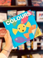"Colores" é um livro-objeto e sem texto, para ler com os mais pequenos na introdução às cores. Uvas roxas transformam-se magicamente em verdes e um sapo verde transforma-se num urso castanho neste livro inteligente sobre misturar cores e transformar imagens.