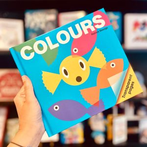 "Colores" é um livro-objeto e sem texto, para ler com os mais pequenos na introdução às cores. Uvas roxas transformam-se magicamente em verdes e um sapo verde transforma-se num urso castanho neste livro inteligente sobre misturar cores e transformar imagens.