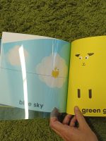 "Colores" é um livro-objeto e sem texto, para ler com os mais pequenos na introdução às cores. Uvas roxas transformam-se magicamente em verdes e um sapo verde transforma-se num urso castanho neste livro inteligente sobre misturar cores e transformar imagens.