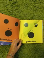 "Colores" é um livro-objeto e sem texto, para ler com os mais pequenos na introdução às cores. Uvas roxas transformam-se magicamente em verdes e um sapo verde transforma-se num urso castanho neste livro inteligente sobre misturar cores e transformar imagens.