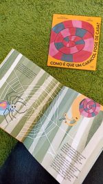 "Como é que um caracol foge de casa?" é um livro ilustrado das autoras portuguesas Capicua e Matilde Horta. O caracol está cansado de ter a casa às costas. Gostava de ser ágil e de se libertar do peso da carapaça.