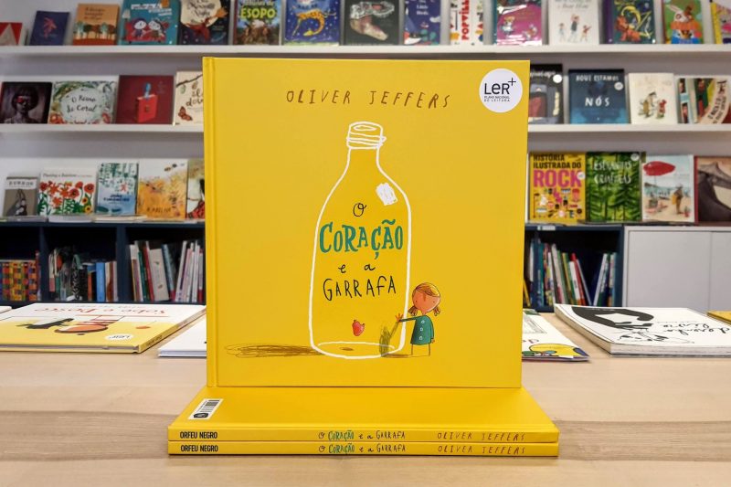 "O Coração e a Garrafa" fala-nos de uma menina fascinada com o mundo à sua volta. Até que um dia algo aconteceu que a fez pegar no seu coração e guardá-lo num sítio seguro.