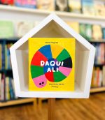 Daqui ali é um livro que brinca com as palavras e as palavras bricam com o leitor. De pequenas dimensões, boas para as mãos pequenas agarrarem.