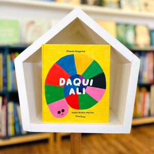 Daqui ali é um livro que brinca com as palavras e as palavras bricam com o leitor. De pequenas dimensões, boas para as mãos pequenas agarrarem.