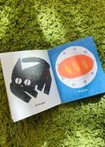 Daqui ali é um livro que brinca com as palavras e as palavras bricam com o leitor. De pequenas dimensões, boas para as mãos pequenas agarrarem.