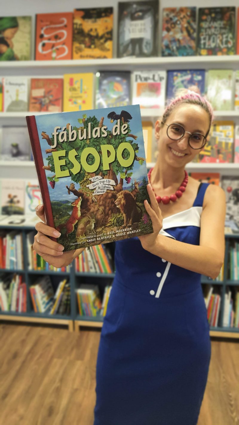 Fábulas de Esopo de uma forma nunca antes vista com este livro pop-up lindamente desenhado e ilustrado, criado pelo engenheiro de papel Kees Moerbeek . Juntamente com as ilustrações excepcionalmente belas de Chris Beatrice e Bruce Whatley, a engenharia de papel de Moerbeek dá vida a estas fábulas.