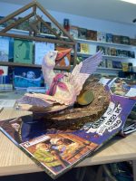 Fábulas de Esopo de uma forma nunca antes vista com este livro pop-up lindamente desenhado e ilustrado, criado pelo engenheiro de papel Kees Moerbeek . Juntamente com as ilustrações excepcionalmente belas de Chris Beatrice e Bruce Whatley, a engenharia de papel de Moerbeek dá vida a estas fábulas.