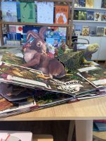 Fábulas de Esopo de uma forma nunca antes vista com este livro pop-up lindamente desenhado e ilustrado, criado pelo engenheiro de papel Kees Moerbeek . Juntamente com as ilustrações excepcionalmente belas de Chris Beatrice e Bruce Whatley, a engenharia de papel de Moerbeek dá vida a estas fábulas.