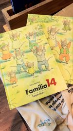Família 14-O pequeno almoço, todos os membros da família acordam de manhã e têm as suas atividades e tarefas habituais, todos a preparar o pequeno-almoço.