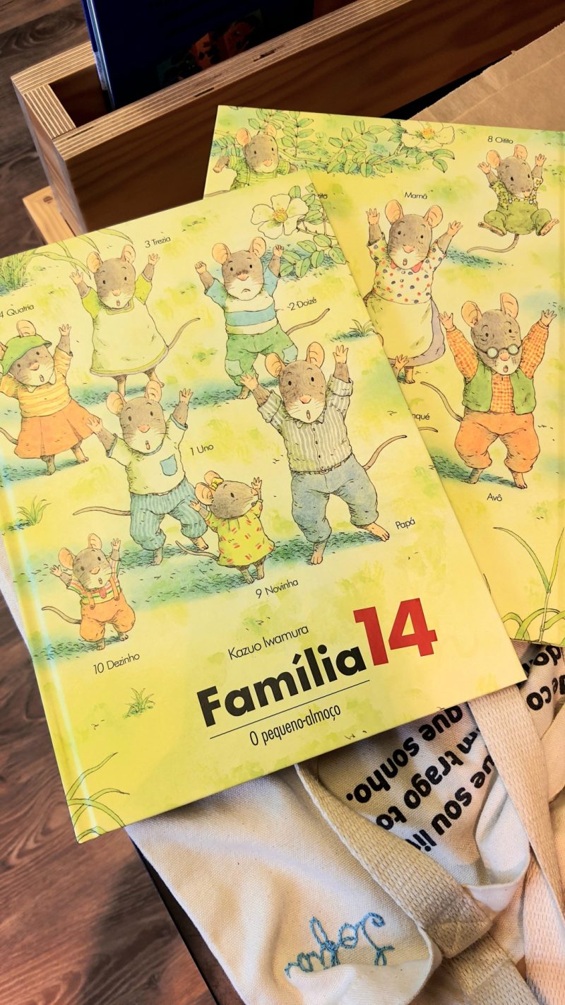 Família 14-O pequeno almoço, todos os membros da família acordam de manhã e têm as suas atividades e tarefas habituais, todos a preparar o pequeno-almoço.