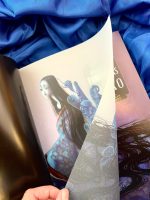 "Histórias de Fantasmas do Japão" é um livro único, de beleza rara, que celebra o Japão com 10 histórias que representam a sua cultura e as suas tradições.