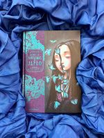 "Histórias de Fantasmas do Japão" é um livro único, de beleza rara, que celebra o Japão com 10 histórias que representam a sua cultura e as suas tradições.