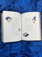 "Histórias de Fantasmas do Japão" é um livro único, de beleza rara, que celebra o Japão com 10 histórias que representam a sua cultura e as suas tradições.