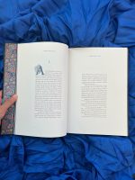 "Histórias de Fantasmas do Japão" é um livro único, de beleza rara, que celebra o Japão com 10 histórias que representam a sua cultura e as suas tradições.