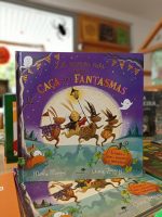 O livro "Lá vamos nós numa Caça aos Fantasmas" é um livro ilustrado sobre o dia das bruxas está quase a chegar e os coelhinhos têm a missão de encontrar os fantasmas escondidos nas abas.
