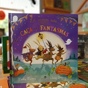 O livro "Lá vamos nós numa Caça aos Fantasmas" é um livro ilustrado sobre o dia das bruxas está quase a chegar e os coelhinhos têm a missão de encontrar os fantasmas escondidos nas abas.
