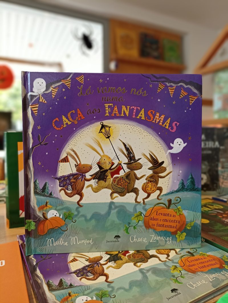O livro "Lá vamos nós numa Caça aos Fantasmas" é um livro ilustrado sobre o dia das bruxas está quase a chegar e os coelhinhos têm a missão de encontrar os fantasmas escondidos nas abas.